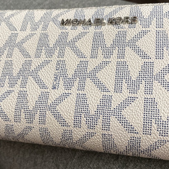 Michael Kors large logo continental wallet. - Picture 6 of 6